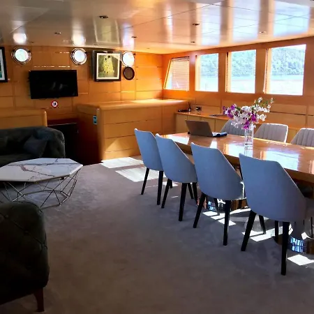 7 Deluxe - A Seductive Blend Of Style And Serenity Vila