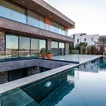 7 Deluxe - A Seductive Blend Of Style And Serenity Villa